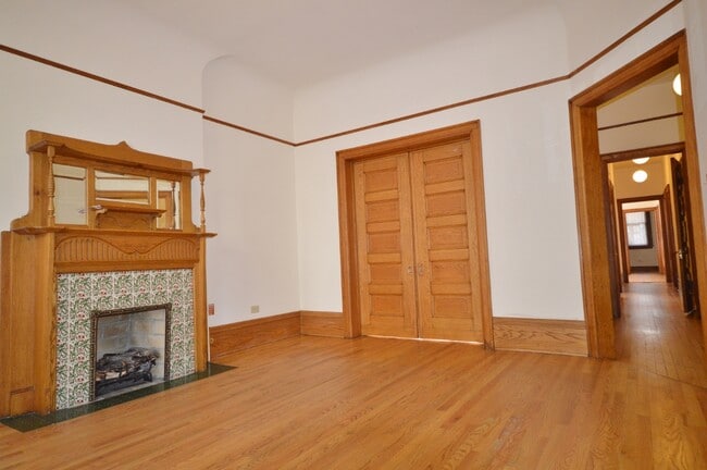 Building Photo - 2214 N Kenmore Ave