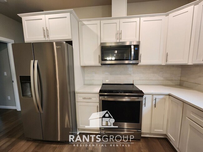 Foto del edificio - Single-Story 1,915 sq. ft. Home with 2-Car...