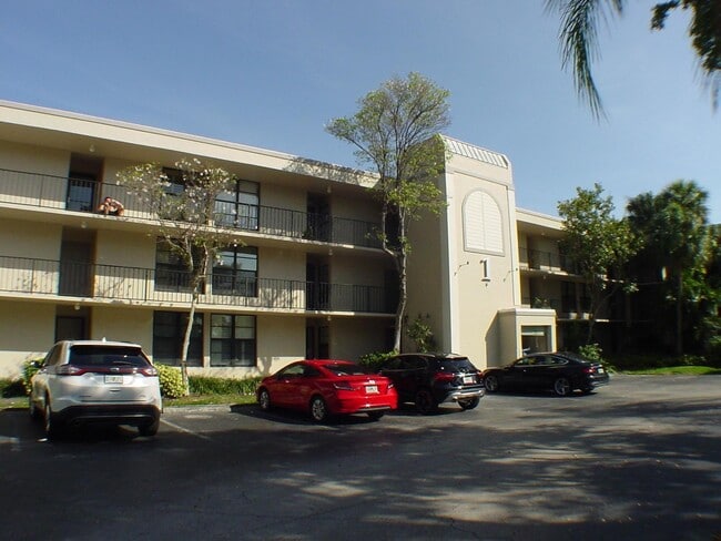 Building Photo - 1 Royal Palm Way