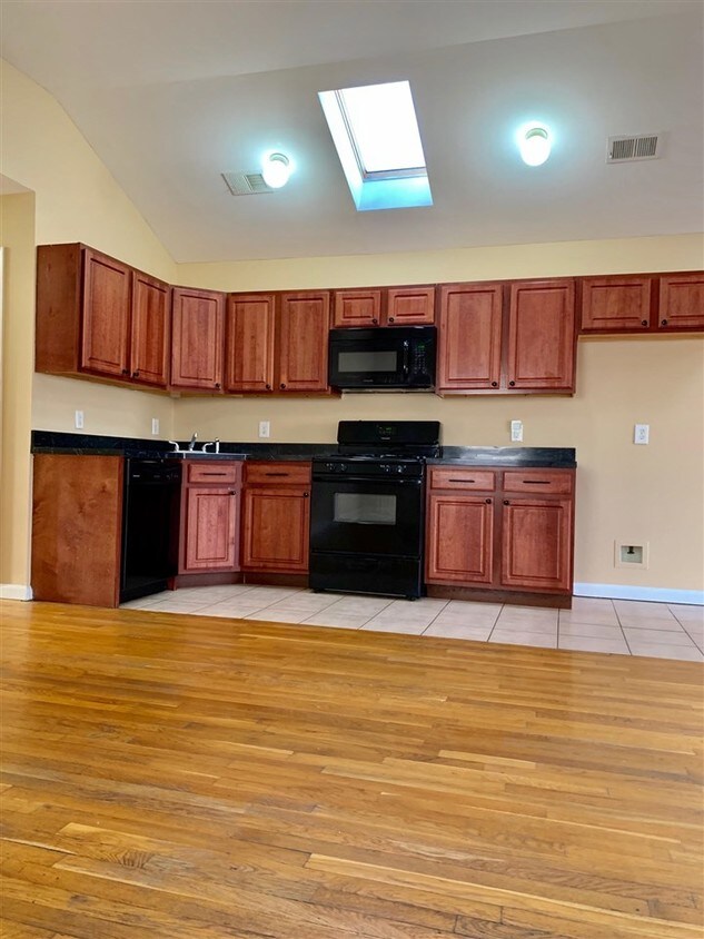 Foto principal - 239 Orient Ave