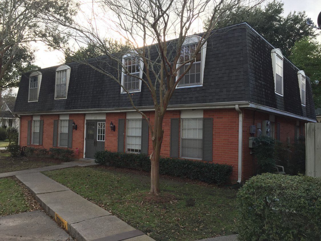 Frente del edificio. Apartamento está ubicado en la parte superior de la derecha. - 211 Versailles Blvd