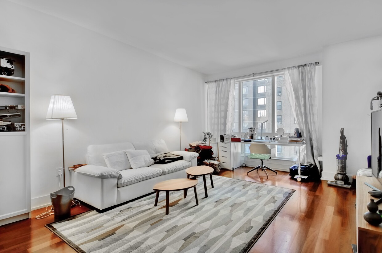 Primary Photo - 350 W 42nd St
