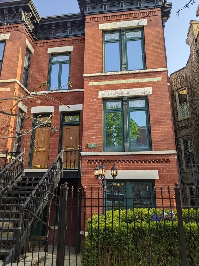 Front entrance - 915 W Webster Ave