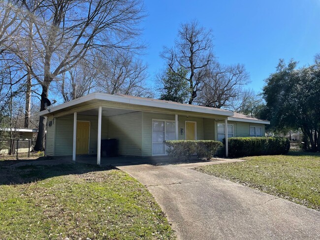 Building Photo - Like New 3 Bedroom Home in Sunset Acres!