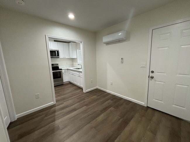 Building Photo - 3 Bedroom 2 Bath Home