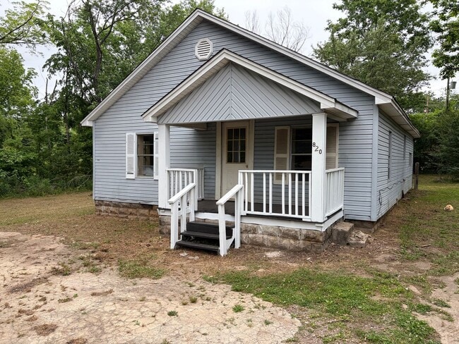 Building Photo - Charming 4-bedroom, 1-bath home located in the heart of Van Buren featuring a spacious layout, ha...