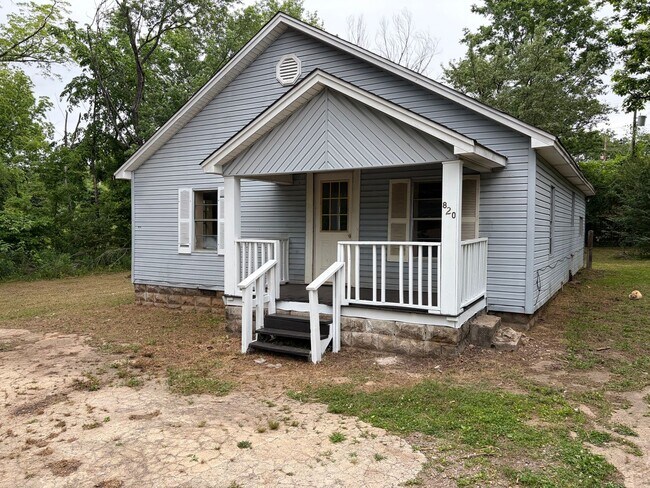 Foto del edificio - Charming 4-bedroom, 1-bath home located in the heart of Van Buren featuring a spacious layout, ha...