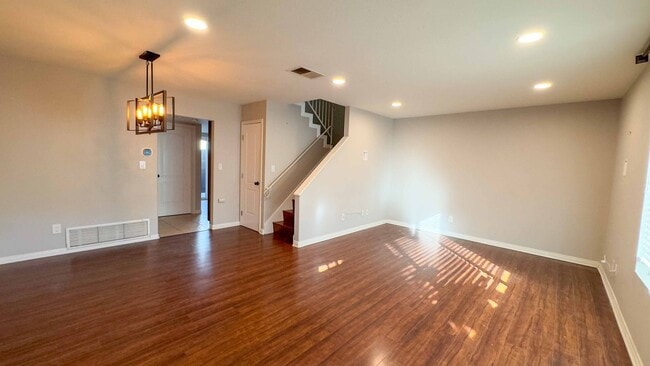 Foto del edificio - 3-bedroom, 2.5-bath split-level condo