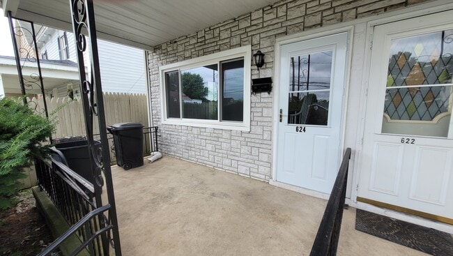 Front porch - 624 Deacon St
