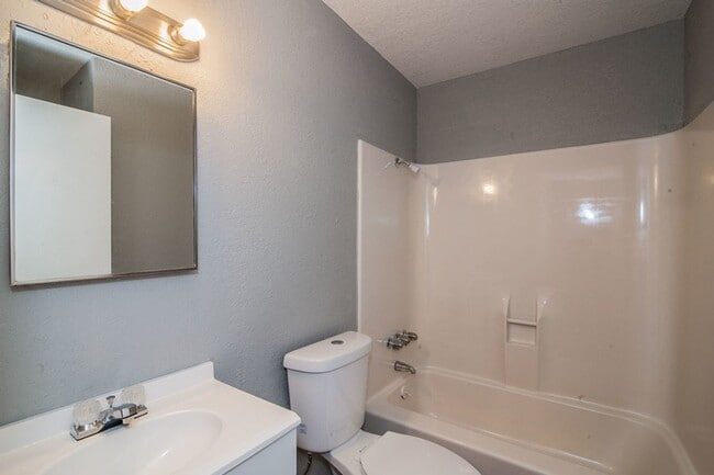 Building Photo - Cozy Remodeled House Near Downtown