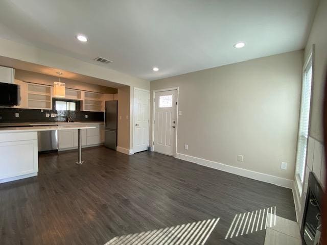 Primary Photo - 935 La Posada Dr