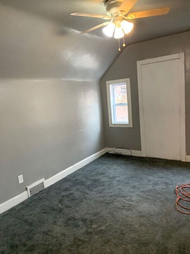 Foto del edificio - Stop- Wait a Minute ! Beautifully updated upper 2 bedroom flat - Section 8 Accepted