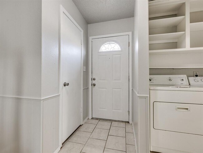 Building Photo - 1402 Bill Carrol Dr