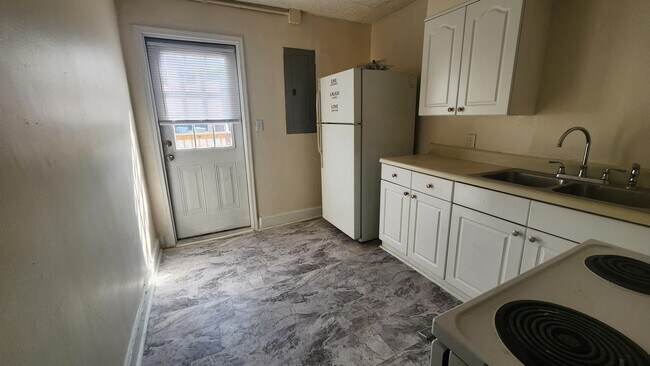 Foto del edificio - 823 E Main St