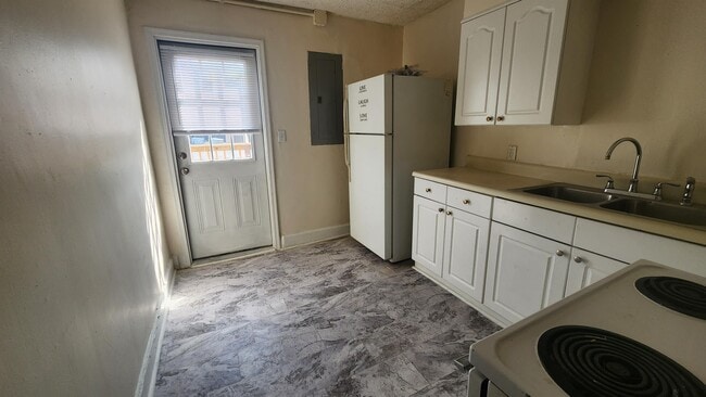 Building Photo - 823 E Main St