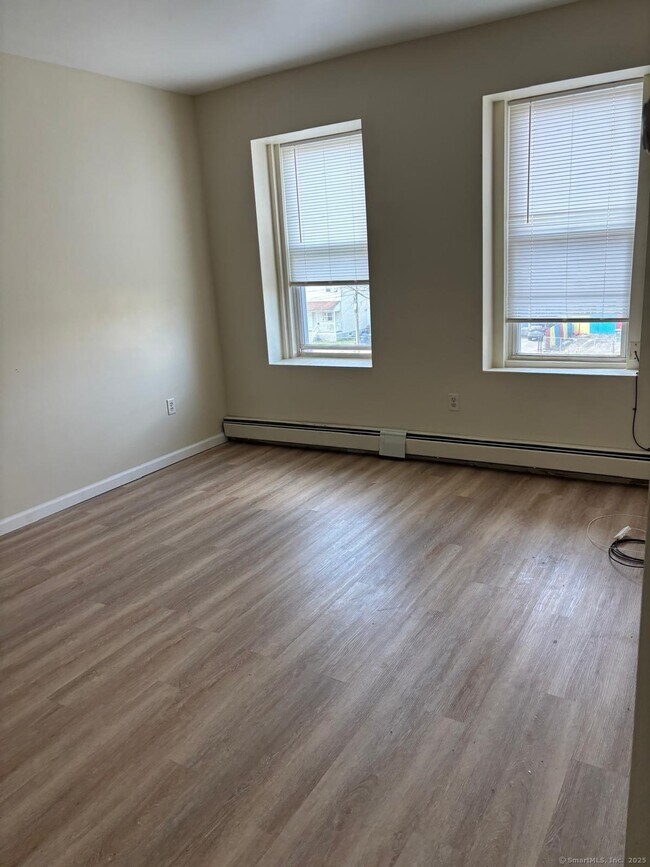 Building Photo - 1057 E Main St