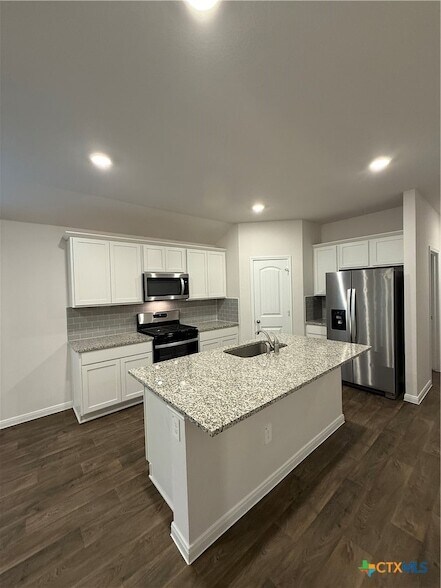Foto del edificio - 210 Addison Pl