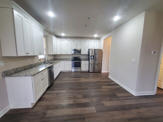 Foto del edificio - Luxurious 4BR/2.5BA Home with Spacious Living Spaces and Elegant Touches
