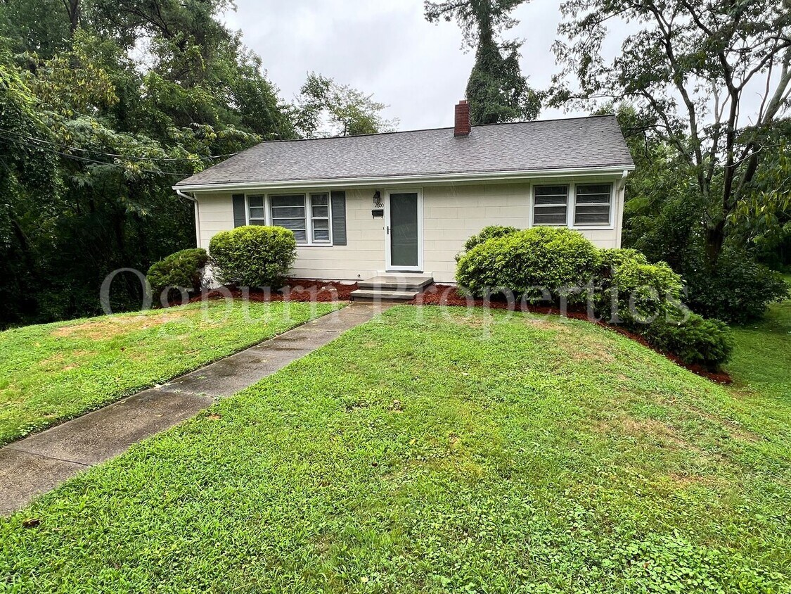 Primary Photo - 2600 Lyndhurst Ave