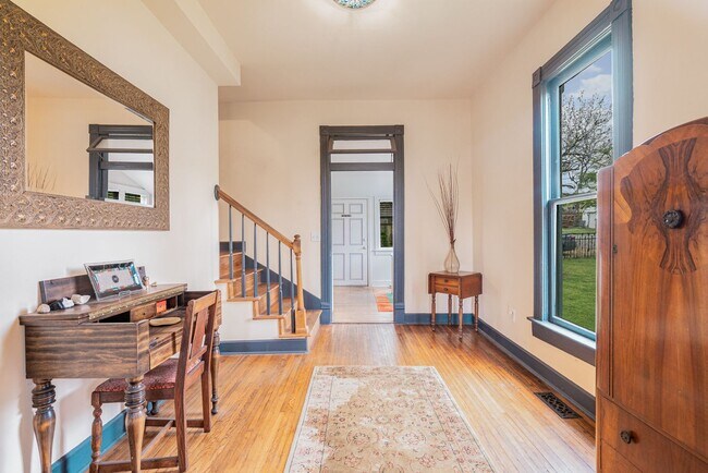 Building Photo - Classic Furnished Sylvan Park Craftsman fo...