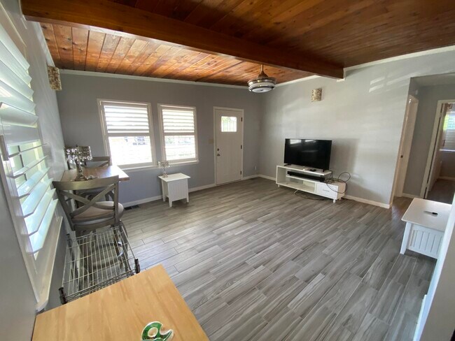 Building Photo - 505 Dolphin Dr