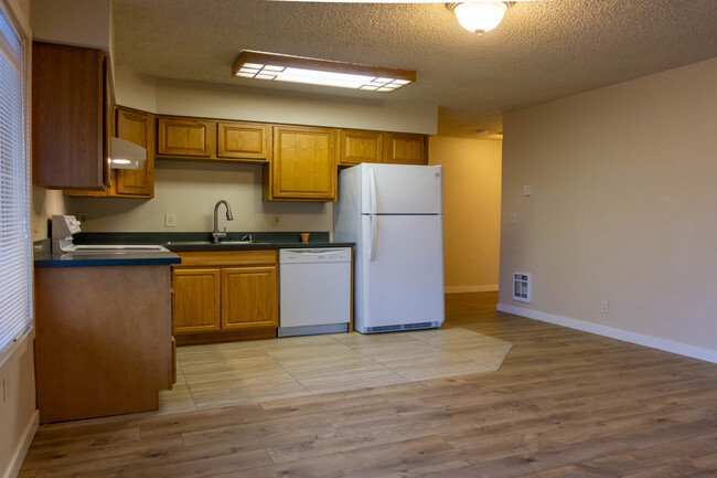 Building Photo - 630 Moses Ln S