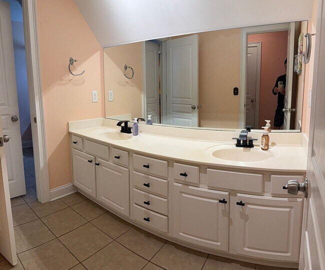 Foto del edificio - Private 4BR/2BA Decatur Estate on 0.57 Acres Near Emory, Agnes Scott, Avondale Estates & Downtown...