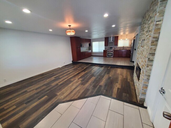 Building Photo - 4 Bed/2.5 Bath Single Family Home Located ...