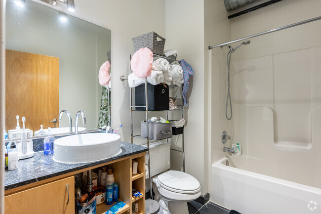 1BR, 1BA - 558SF - Bathroom - 1318 W. Broad St.