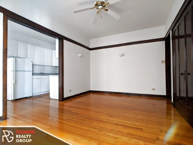 Building Photo - 820 W Waveland Ave