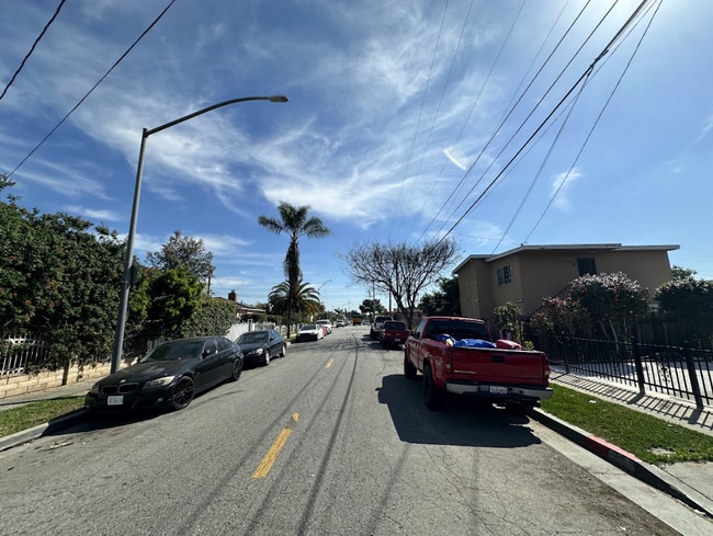 Building Photo - 4064 E 60th St