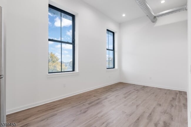 Foto del edificio - 70 Roseville Ave