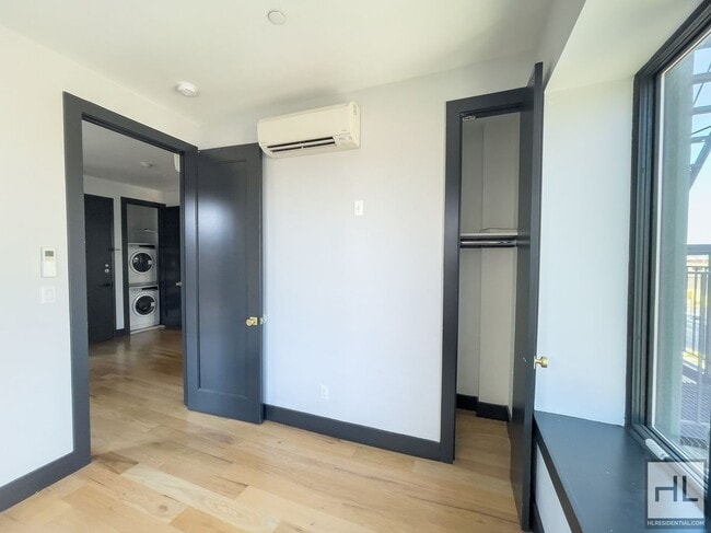 Foto del edificio - 4 AVENUE / Spacious South Slope 4-Bed, 2-B...