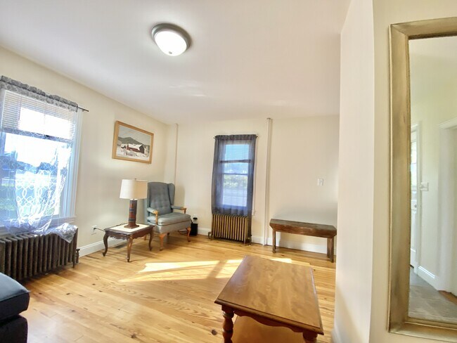 Foto del edificio - 842 Bloom Rd