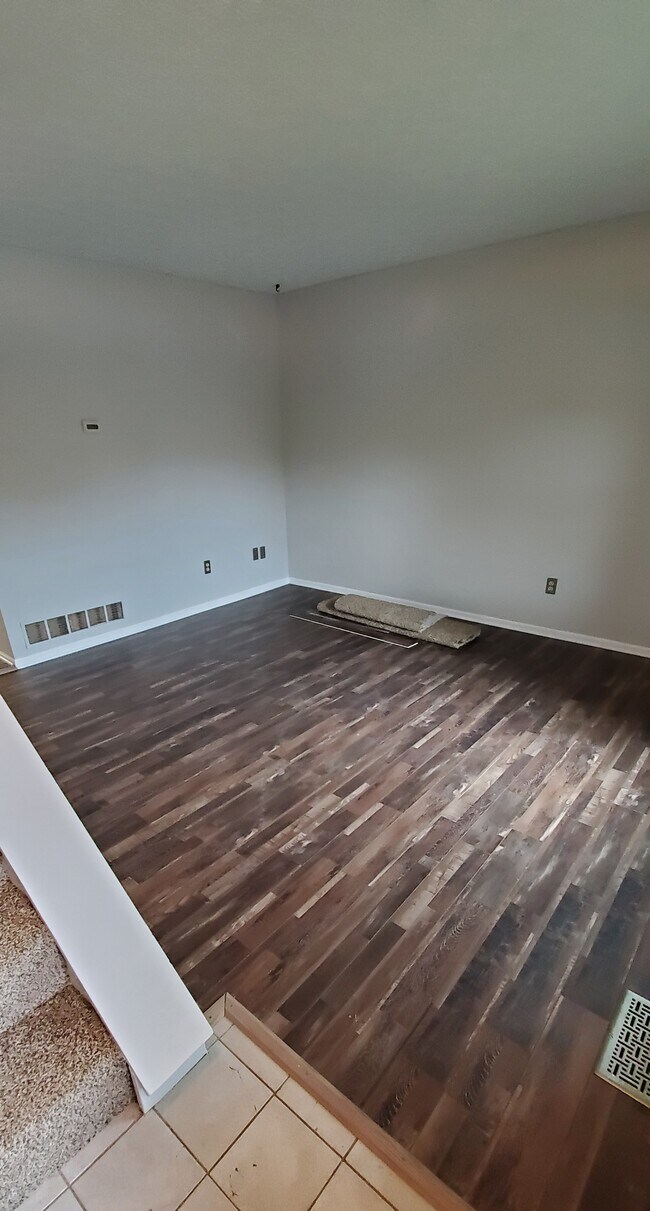 Building Photo - 581 Mawyer Dr