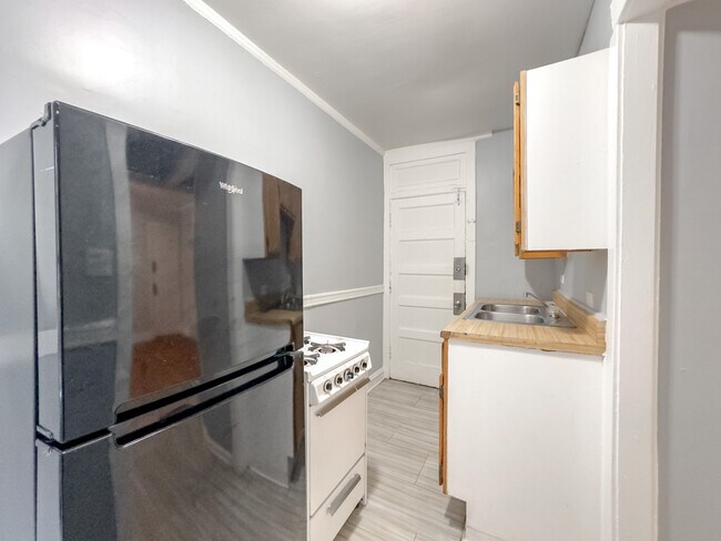 Building Photo - 3267 W Wrightwood Ave