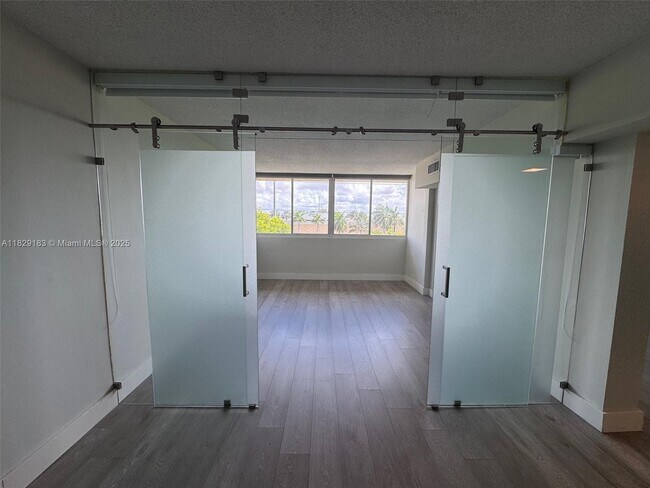 Foto del edificio - 816 NW 87th Ave