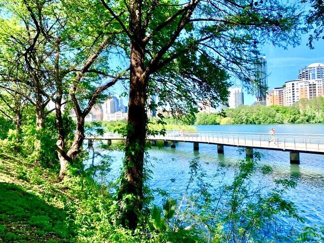 Building Photo - 500 E Riverside Dr