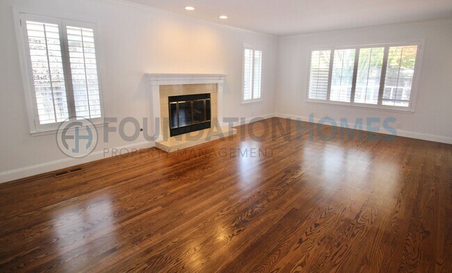 Building Photo - Spacious 5BR Novato Home at End of Private Drive!  A/C!  Solar!  FOUNDATION