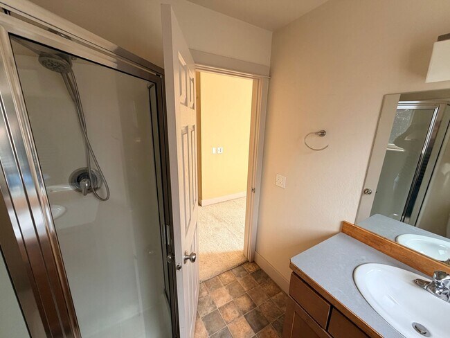 Foto del edificio - Beautiful West Side Townhome- Ready for Move In