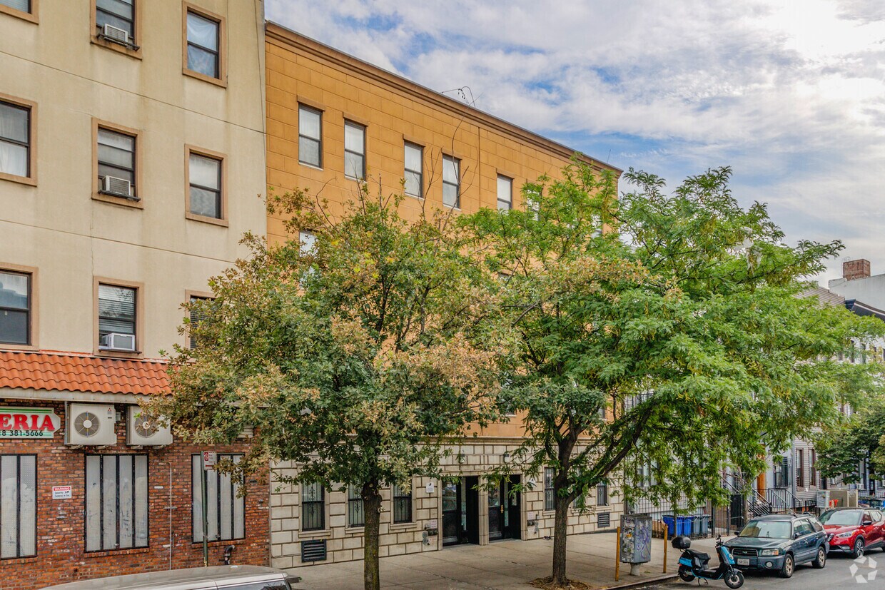 Building Photo - 233-235 Montrose Ave