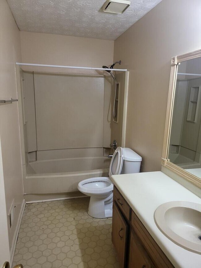 Building Photo - 2 Bedroom Townhouse
