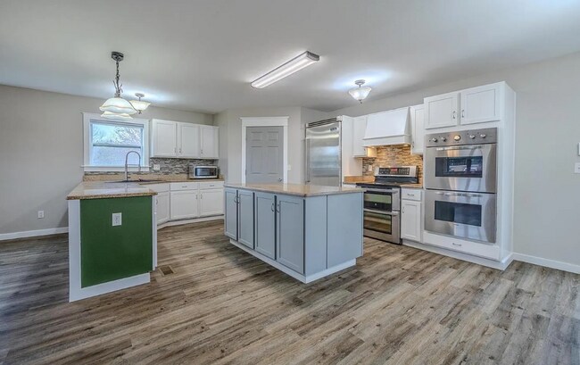 Foto del edificio - Beautiful 5 bedroom 2.5 bathroom country l...