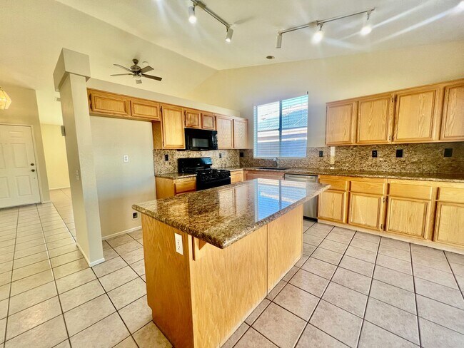Building Photo - AVAILABLE NOW!! LOVELY 3-bedroom 2 bath Home in Indio!