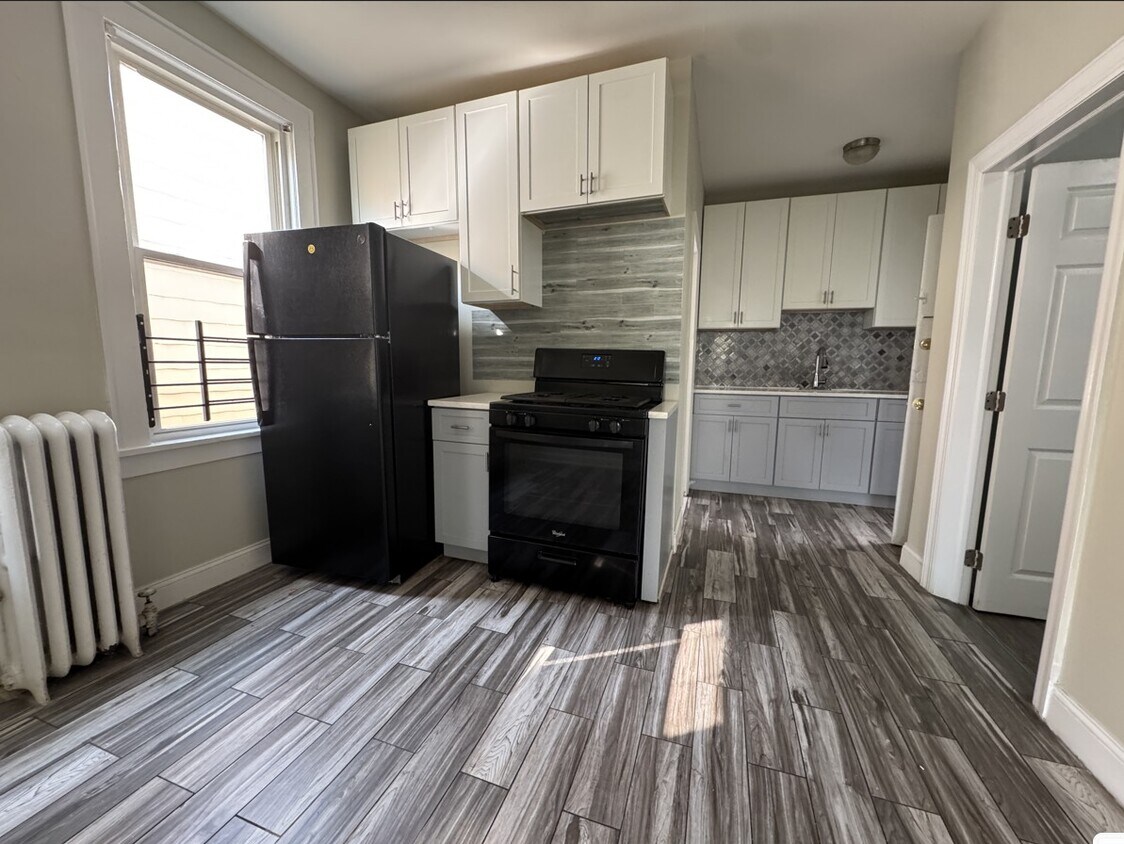 165 W 5th St 3 - 169 W 5th St
