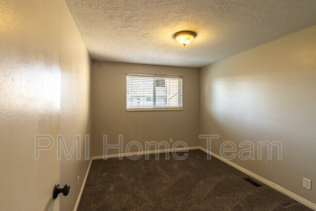 Building Photo - 915 E 4050 S