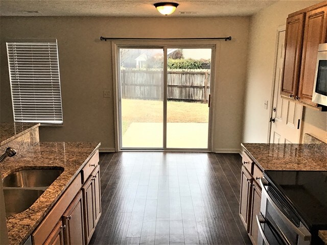 Foto del edificio - 904 Springs Hill Way