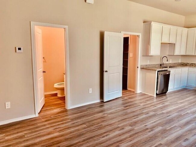 Building Photo - NEW 3 BEDROOM 2 BATH LEASE HOME IN WILLIS