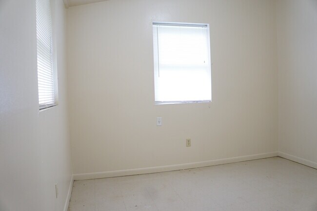 Building Photo - 8624 Jeannette St