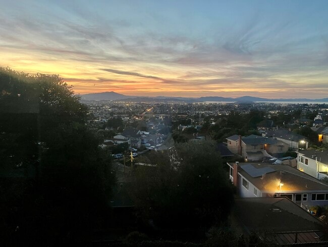 Fotografía del edificio - 2505 Mira Vista Dr